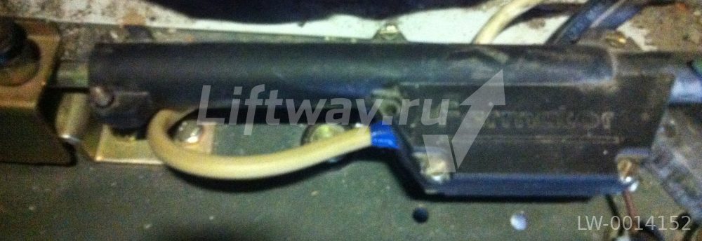 (ДУБЛЬ M14479)Рычаг привода складчатых дверей кабины проем 650мм Fermator
