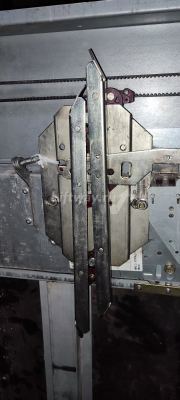 Отводка двери кабины левая с замком CDL-LT IZDA PM-300 Orona